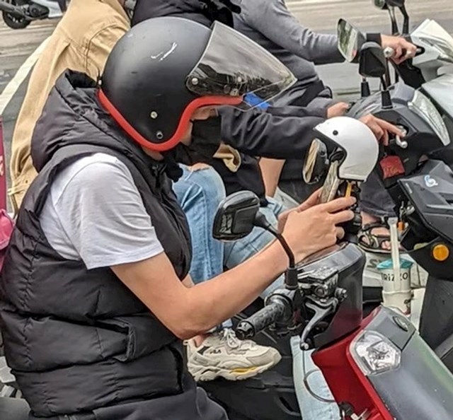 Tip ima kacigu za mobitel 😂