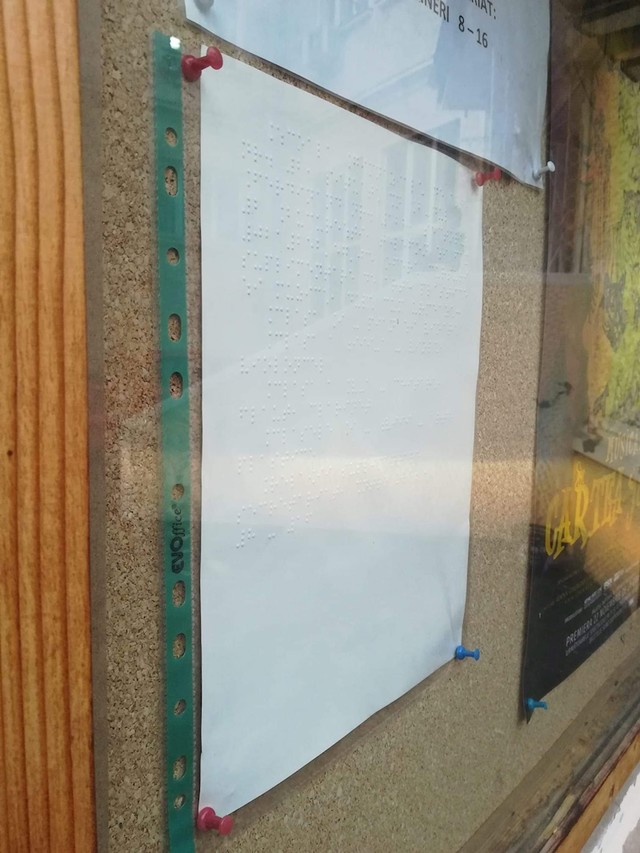 Postavili su plakat na Brailleovom pismu ispod stakla oglasne ploče