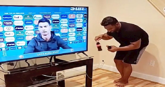 Sjećate se tipa kojem je Ronaldo "dodao" Coca-Cole? Sad se uhvatio Messija i mnogih drugih i hit je!