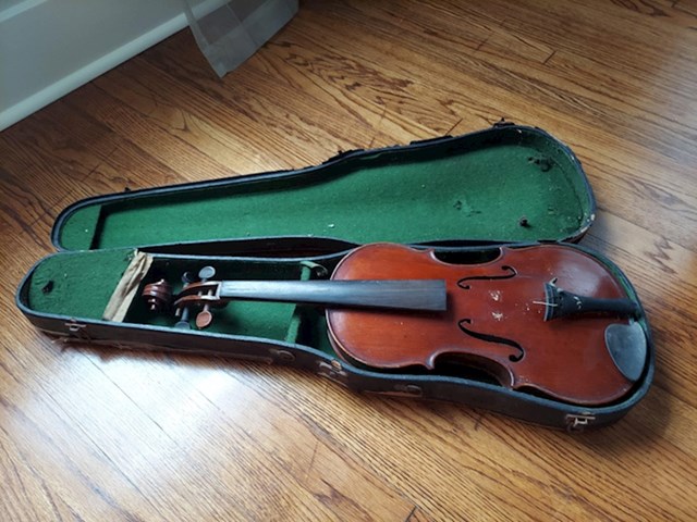 Preko 40 godina živimo ovdje i tek smo sada pronašli violinu za koju smo znali da je prastric skrio negdje unutar kuće