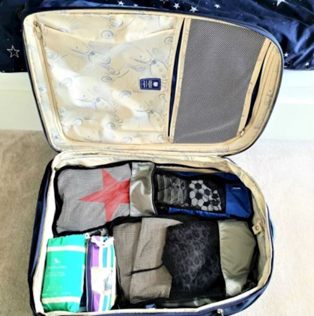 13. Svaka grupa predmeta u svoju vakuumsku vrećicu. Štedite prostor, a kofer je super organiziran- kao ladice!