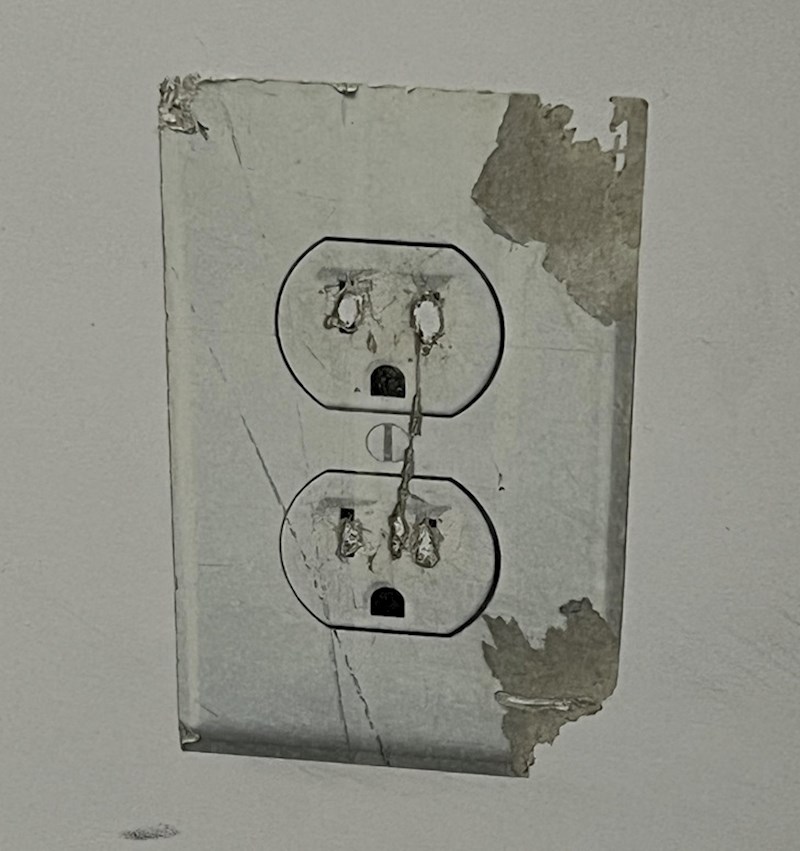 Ovo je, u biti, naljepnica, ali, kao što vidite, niste prva osoba koja je pomislila da je u pitanju prava utičnica!