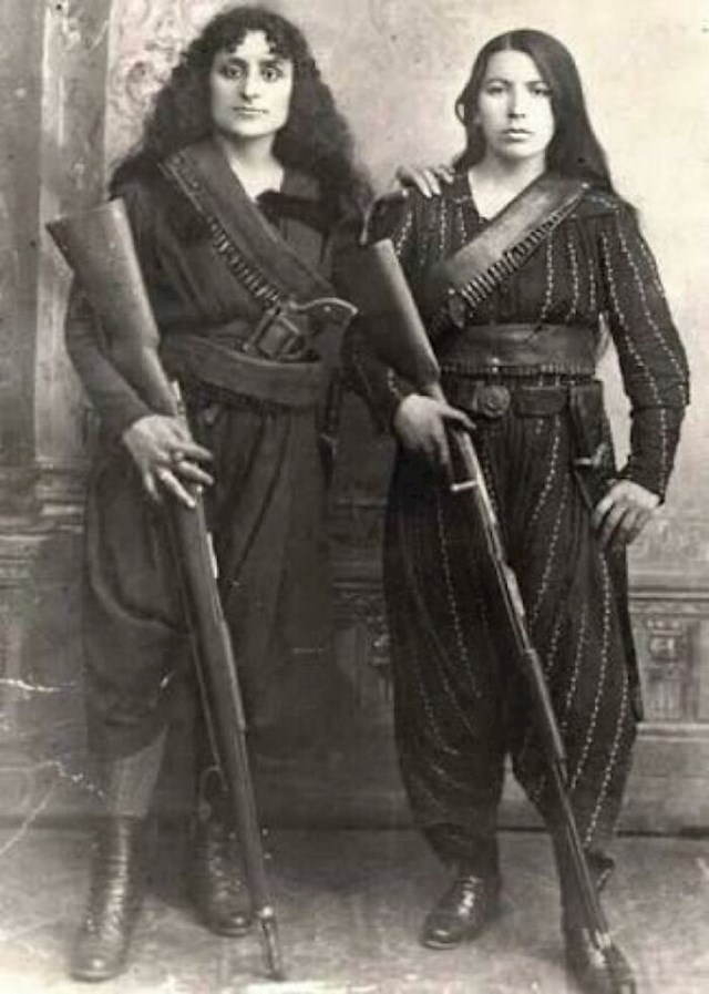 Dvije Armenke pružaju otpor Turcima Osmanlijama koji su počinili genocid nad armenskim stanovništvom 1915.