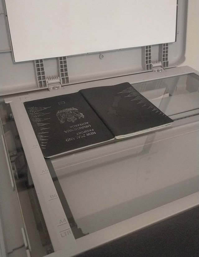 Prije godinu dana sam izgubio putovnicu. Srećom, koristio sam skeniranu u međuvremenu. Pogodite gdje sam je našao!