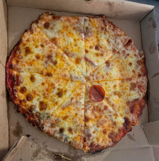 Veselili smo se pizzi sa salamom