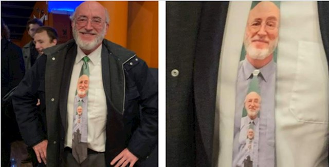 Profesor nosi kravatu sa svojim likom