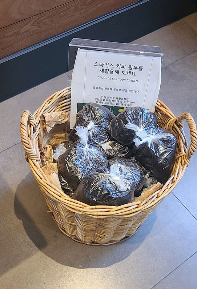 Starbucks u Seulu pakira iskorišten talog kave u vrećice koje ljudi mogu uzeti i koristiti u vrtlarstvu