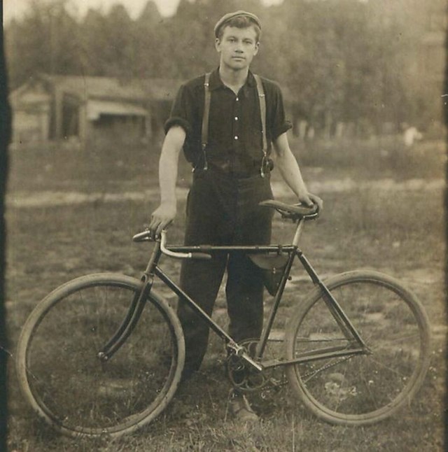 "Djed i njegov bicikl, 1910."
