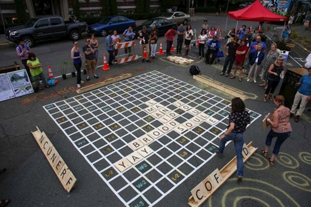 Gigantski Scrabble odlična je ideja za parkove!
