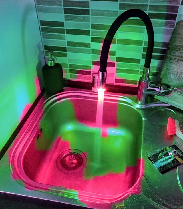 "Fotkao sam novi sudoper baš kada se LED svjetlo mijenjalo iz zelene u crvenu"