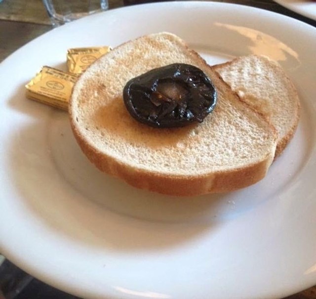 Naručio sam tost s gljivama jer me zanimalo kako to izgleda. Nisam ga ovako zamišljao...
