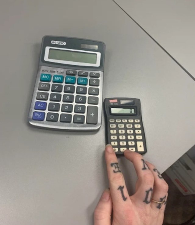 Računovođa sam. Pokvario mi se kalkulator kojeg koristim 90% vremena. Šefica mi je kupila novi. Dječji.