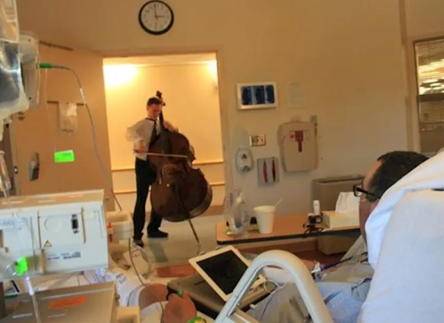 Mladi glazbenik u slobodno vrijeme svira po bolnicama