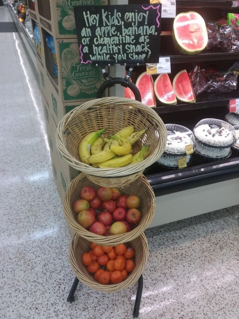 8. Trgovina nudi besplatno voće djeci dok kupuju