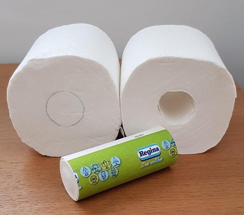 U sredini je mala rola papira, idealna za torbicu