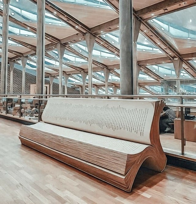 Prepoznatljive klupe u knjižnici u Aleksandriji