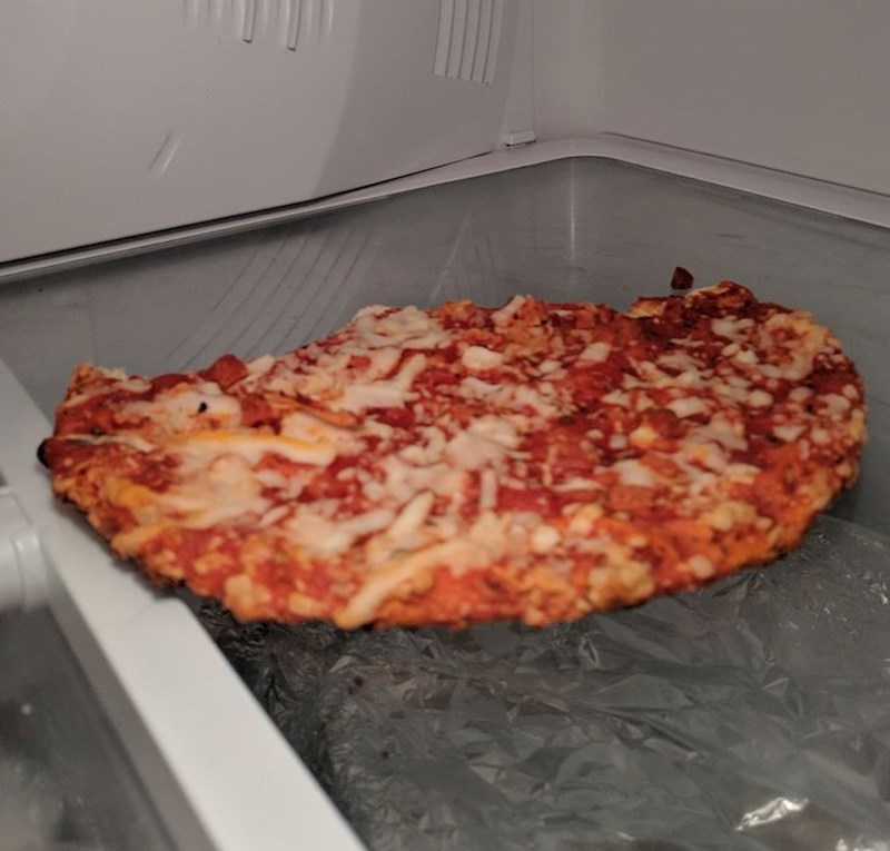 3. Momak ovako sprema hranu u hladnjak