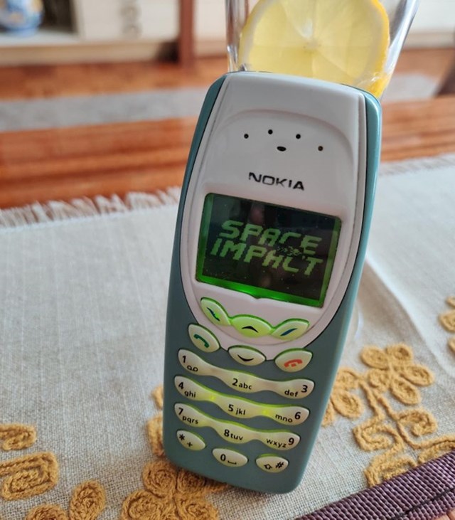 "Bakina Nokia još radi! Ima je preko 15 godina!"