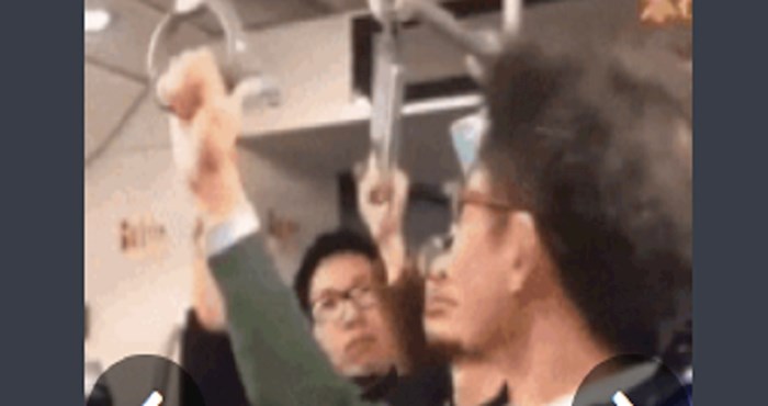 Pogledajte kako se tip snašao u nedostatku slobodne ručke u tramvaju; genijalno!