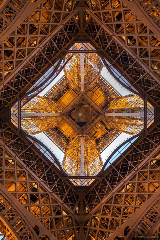 Eiffelov toranj odozdo