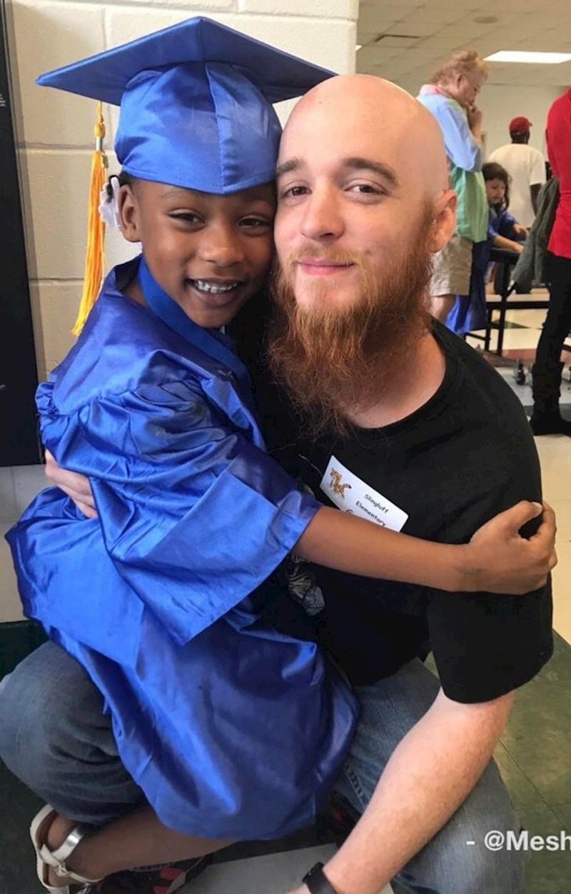 Ponosni poočim i njegov posinak kojem je ovo bio zadnji dan vrtića!