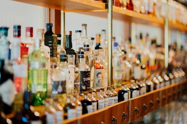 Poslije 10 navečer nema prodaje alkohola. Neki dućani ne prodaju niti bezalkoholno pivo! Ali, budući da se vino ne smatra alkoholom, možete ga kupiti kad poželite, koliko poželite. Dobrodošli u Moldaviju!