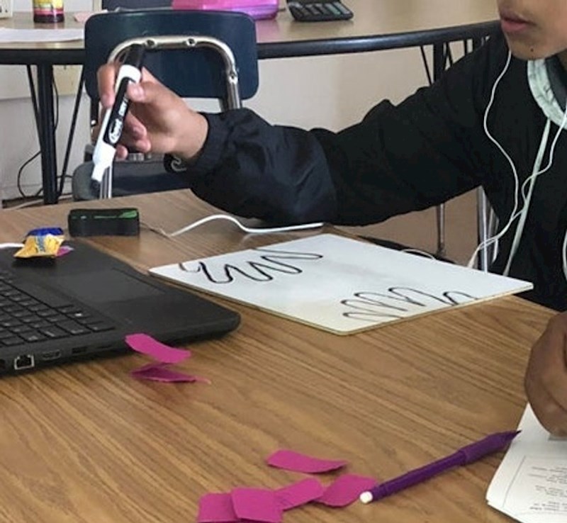 Nacrtao je deset dodatnih prstiju da riješi zadatak iz domaćeg rada...