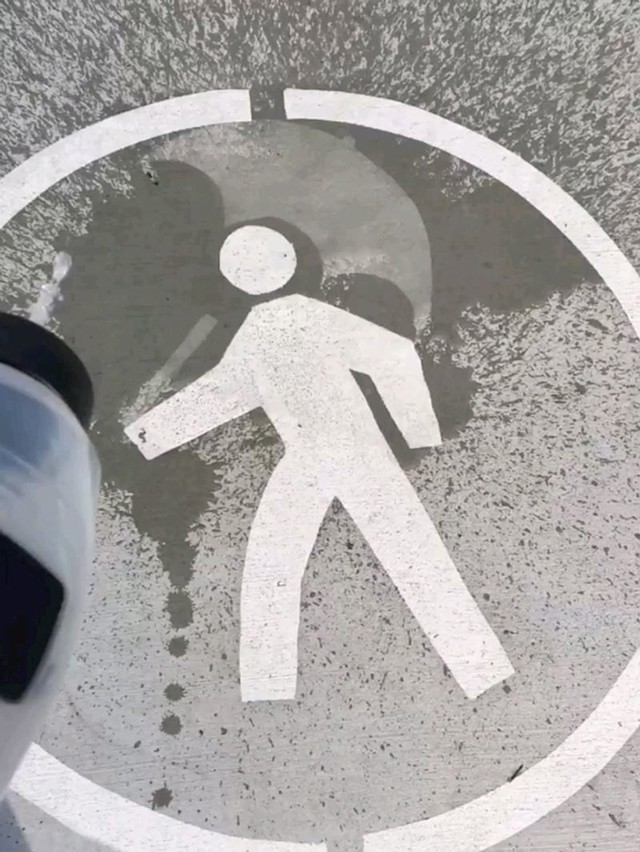 Kada pada kiša, na čovječuljku se pojavi kišobran! Dobro, znali bismo i bez toga da pada, ali je baš zanimljivo!