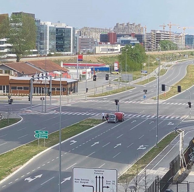 9. Prazna cesta u Beogradu i oni se uspiju sidariti. Doslovno jedina dva auta na cesti