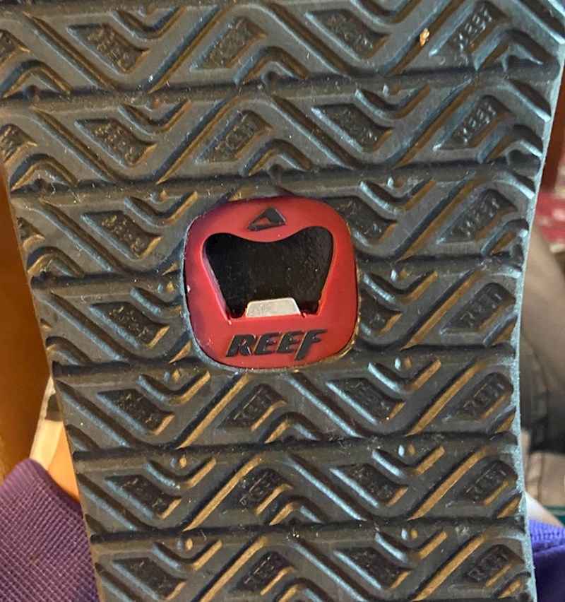 Pronašao sam otvarač na tenisicama! Tko bi ovo upotrebljavao?