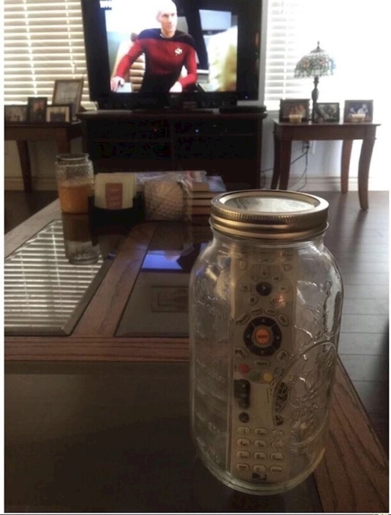 "Poznati problem sa ženama i otvaranjem tegli. Ako želi daljinski, morat će je razbiti"