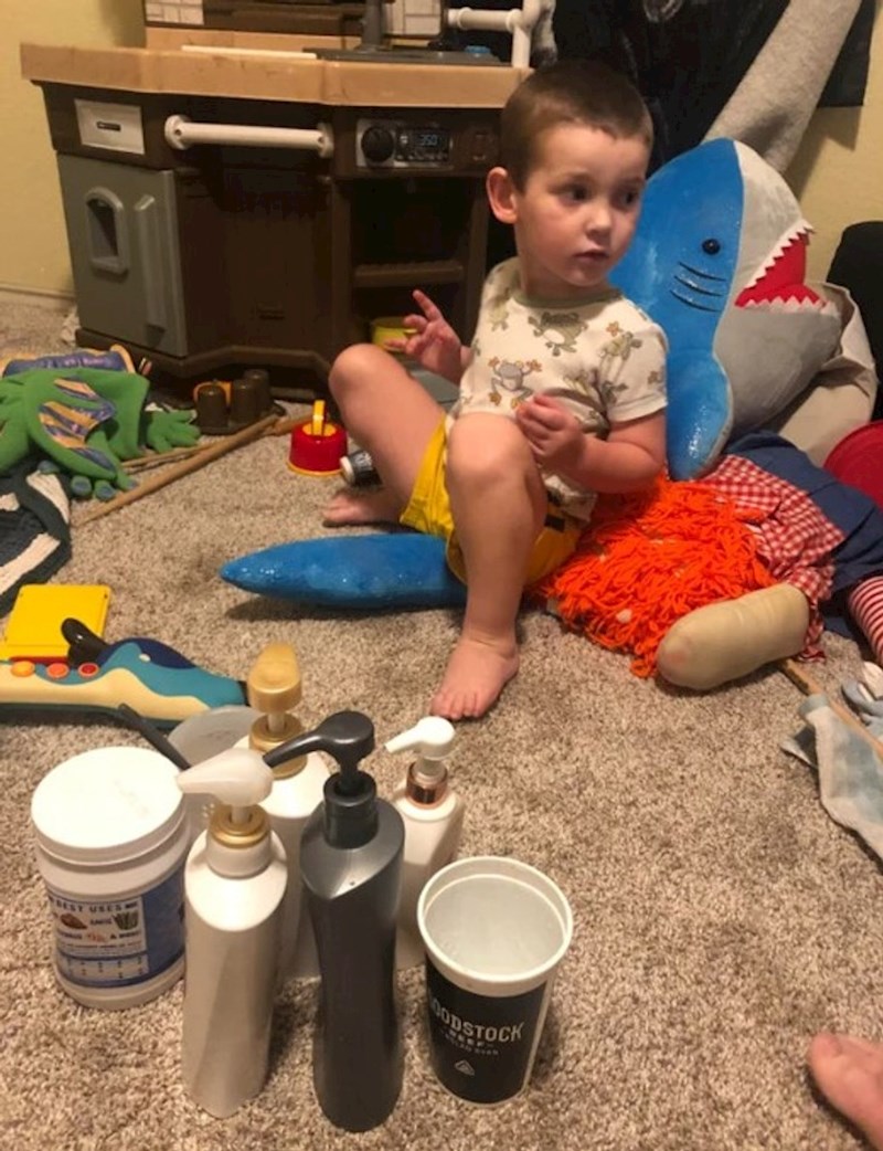 Njegov laboratorij uključuje moje skupe kozmetičke proizvode