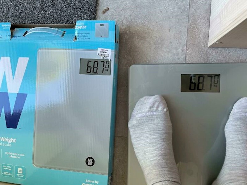 Kupak koji ima jednako kilograma kao na ambalaži vage