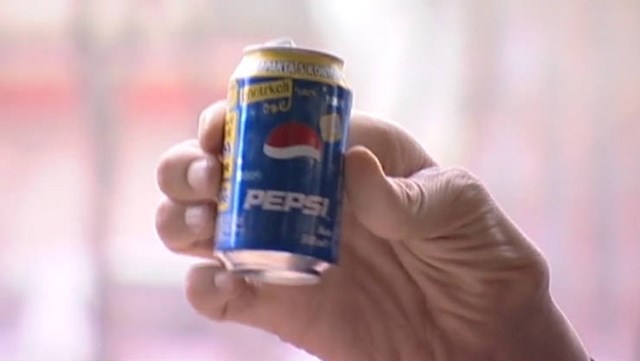 2. Najviši čovjek na svijetu, Sultan Kosen, drži limenku Pepsija normalne veličine.