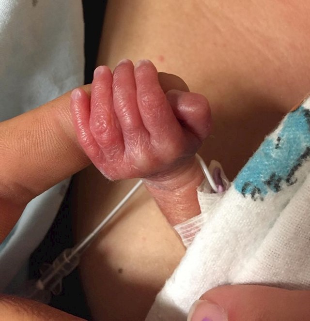 "Danas me moje dijete prvi put uhvatilo za prst. Deveti dan od rođenja"