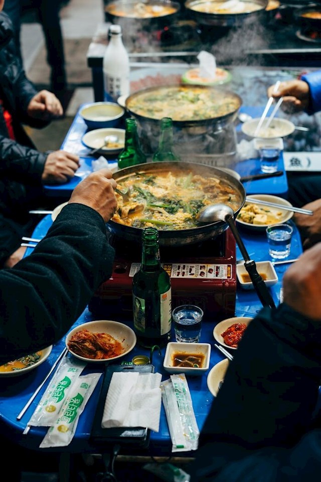 Ako se ikad nađete za ručkom ili večerom s lokalnim stanovništvom u Južnoj Koreji, pričekajte da najstarija osoba počne jesti, pa tek onda uzmite u ruke svoj pribor za jelo.