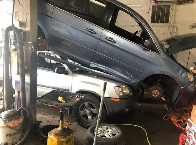 Automehaničar koji je upravo imao najgori dan na poslu