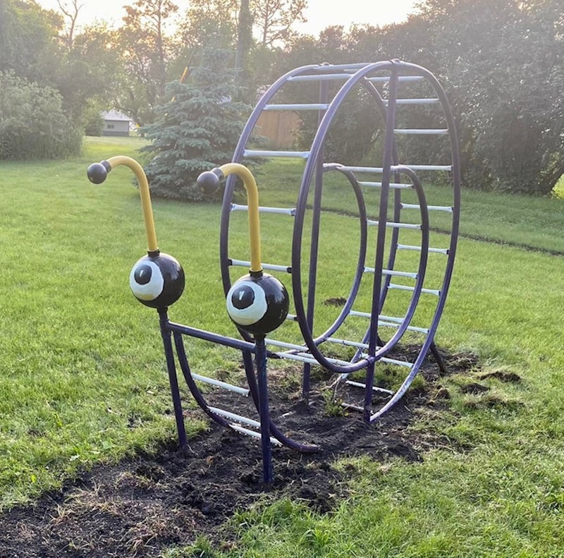 Grad je renovirao park mog djetinjstva. Sprave su bile na prodaju. Sad se moja djeca igraju na nekad omiljenoj mi spravi!