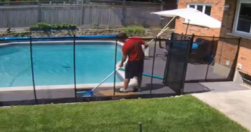 Tip je, čisteći bazen, jednim nespretnim potezom sam sebe toliko prepao da je postao viralni hit