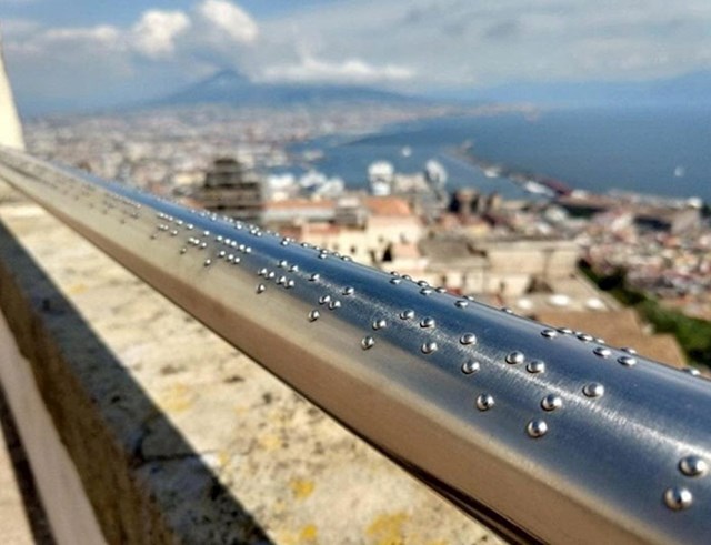 Pogled na Napulj opisan Brailleovim pismom