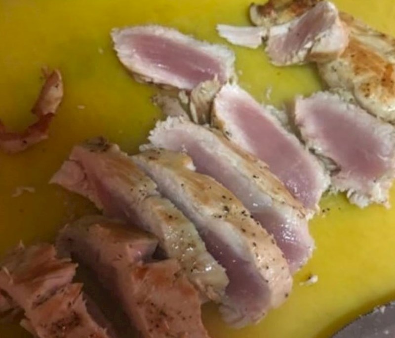 "Prijateljica me pozvala na ručak i njena mama nam je poslužila sirovu piletinu. Rekla je da krv daje odličan okus. Pitala sam mogu li svoju porciju podgrijati u mikrovalnoj. Dobila sam lekciju da su u Drugom svjetskom ratu rumunjski vojnici jeli ljude i da sam nezahvalna. Imala sam 8 godina"