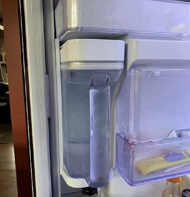Vrata ovog hladnjaka imaju ugrađenu posudu za vodu koja se može i odvojiti po potrebi