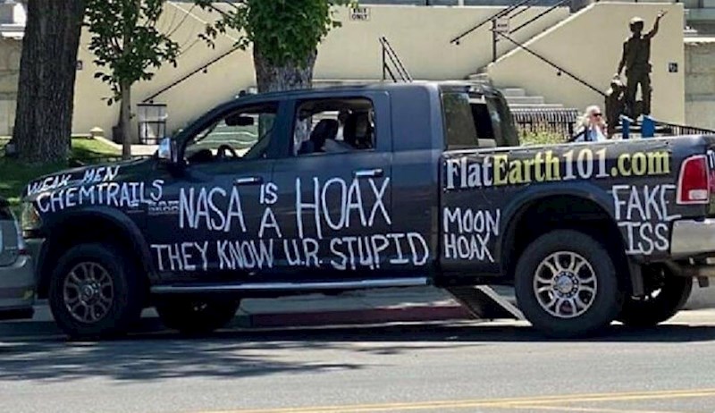 1. On ne gubi vrijeme u širenju teorija zavjere