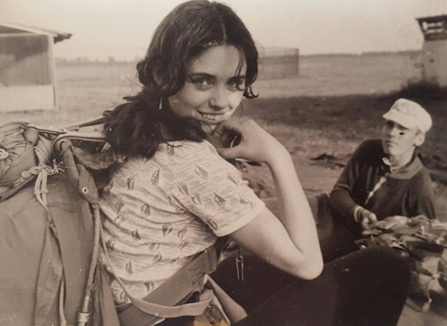 "Mama kada je imala 18 godina, fotkana u ruralnom dijelu Ukrajine netom prije prvog skoka s padobranom. Baš je faca!"