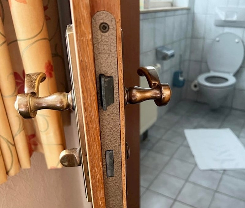 "Zahod se zaključava samo s vanjske strane"