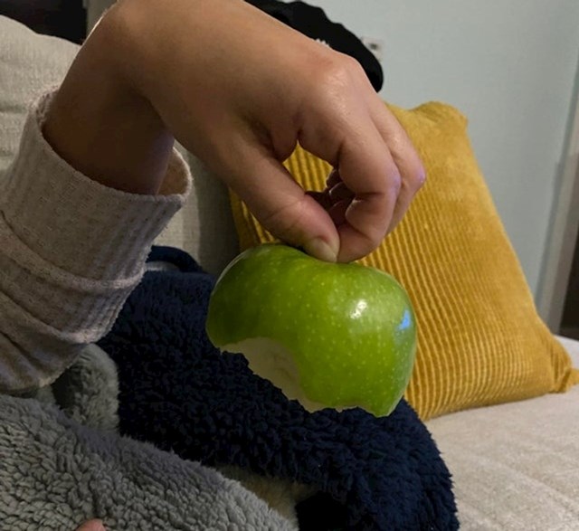 Moja žena jede jabuku odozdo