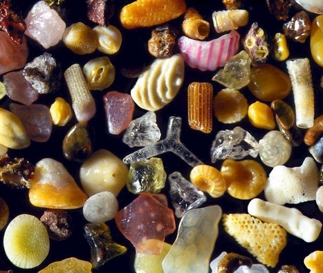 Zrnca pijeska pod mikroskopom pričaju stotine priča
