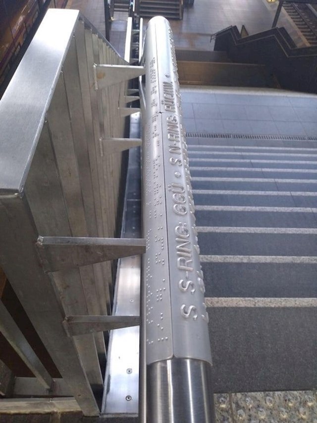 Na postajama javnog prijevoza informacije o broju platforme i broju stuba ispisane su Brailleovim pismom na rukohvatima