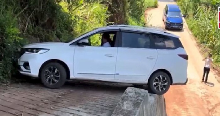 Vještine ovog vozača ostavit će vas bez daha. Ovo bi za 99 posto ljudi bila nemoguća misija!