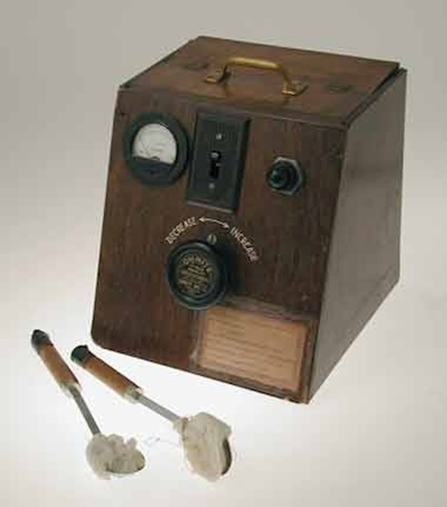 Jedna od prvih verzija defibrilatora